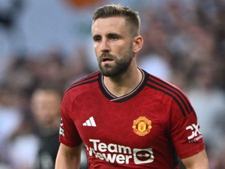 MU thuyết phục Star trả 55 triệu bảng mua Luke Shaw, chờ Chelsea gật đầu